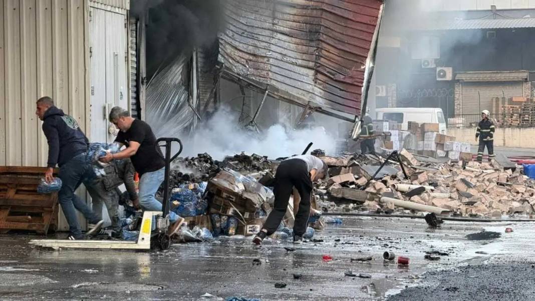 Adana’da Hırdavat Dükkanında Başlayan Yangın Ticaret Merkezini Sardı! 5